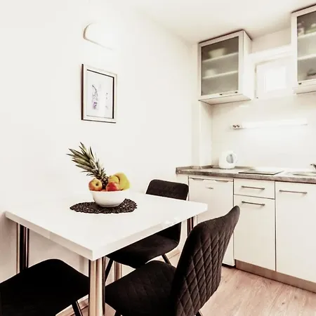 Iron Gates アパート