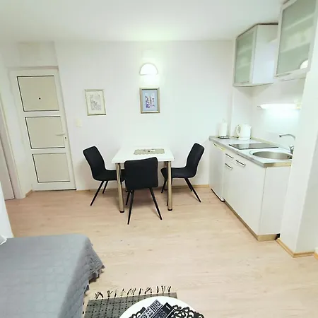 Iron Gates アパート *