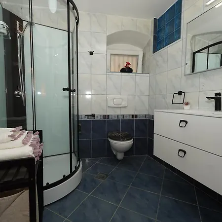 Iron Gates アパート