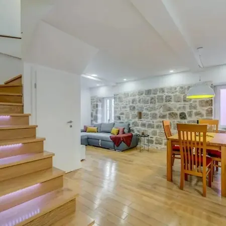 Iron Gates Apartment *